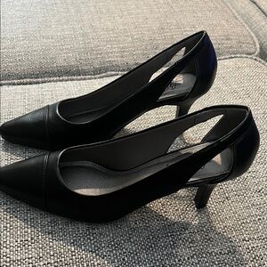 Life Stride Kimmy Pumps with side cutout Black size 6.5 NWOT